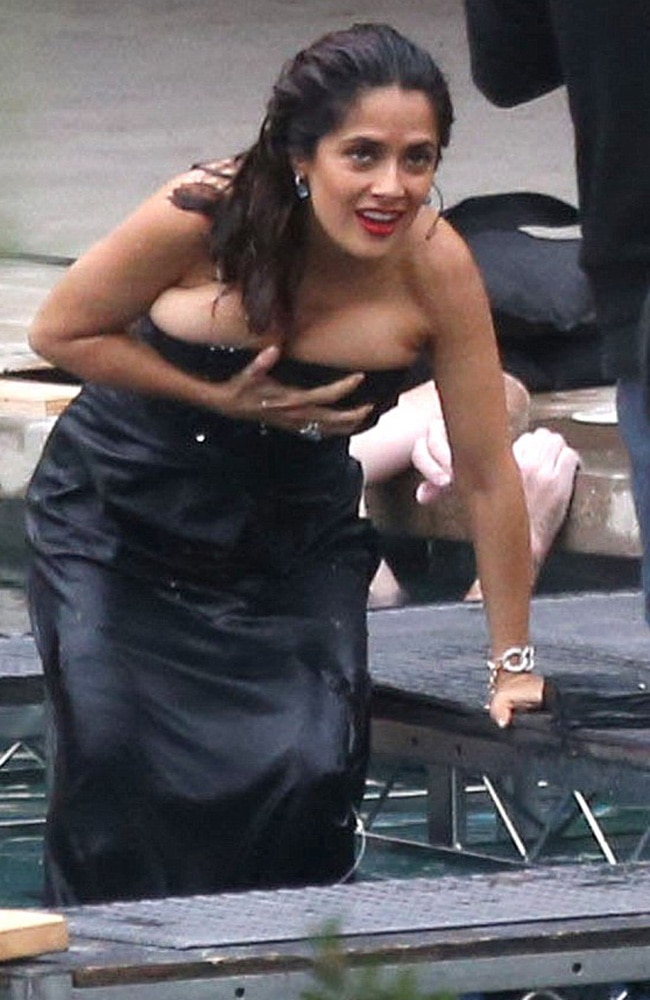 उफ्फ...स्विमिंग पूल से निकलते वक्त सलमा हायक के साथ ये क्या हुआ