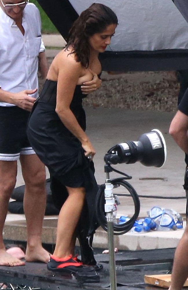 उफ्फ...स्विमिंग पूल से निकलते वक्त सलमा हायक के साथ ये क्या हुआ