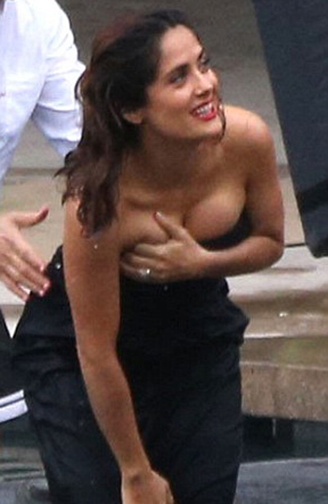 उफ्फ...स्विमिंग पूल से निकलते वक्त सलमा हायक के साथ ये क्या हुआ