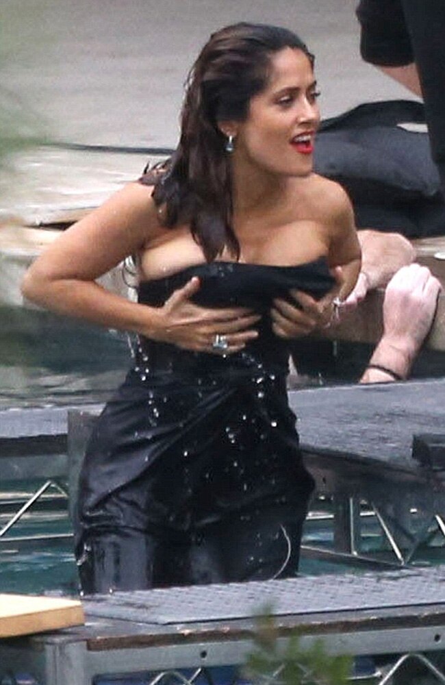 उफ्फ...स्विमिंग पूल से निकलते वक्त सलमा हायक के साथ ये क्या हुआ