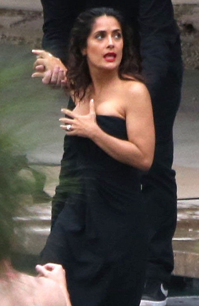 उफ्फ...स्विमिंग पूल से निकलते वक्त सलमा हायक के साथ ये क्या हुआ