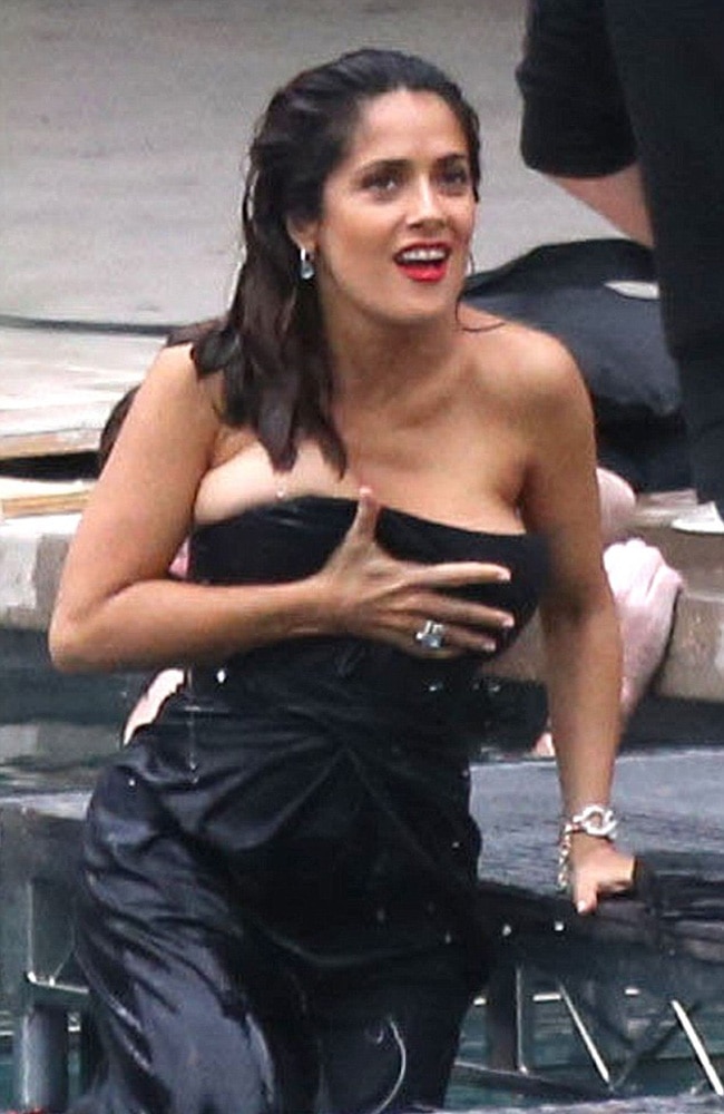 उफ्फ...स्विमिंग पूल से निकलते वक्त सलमा हायक के साथ ये क्या हुआ