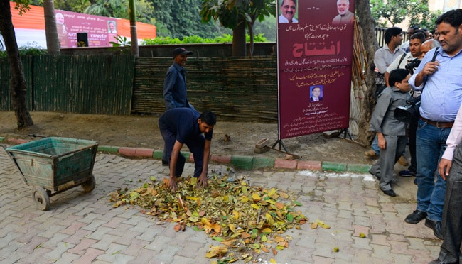 PM मोदी के अपने लोगों ने ही उड़ाया ‘स्वच्छ भारत अभियान’ का मजाक