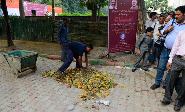 PM मोदी के अपने लोगों ने ही उड़ाया ‘स्वच्छ भारत अभियान’ का मजाक