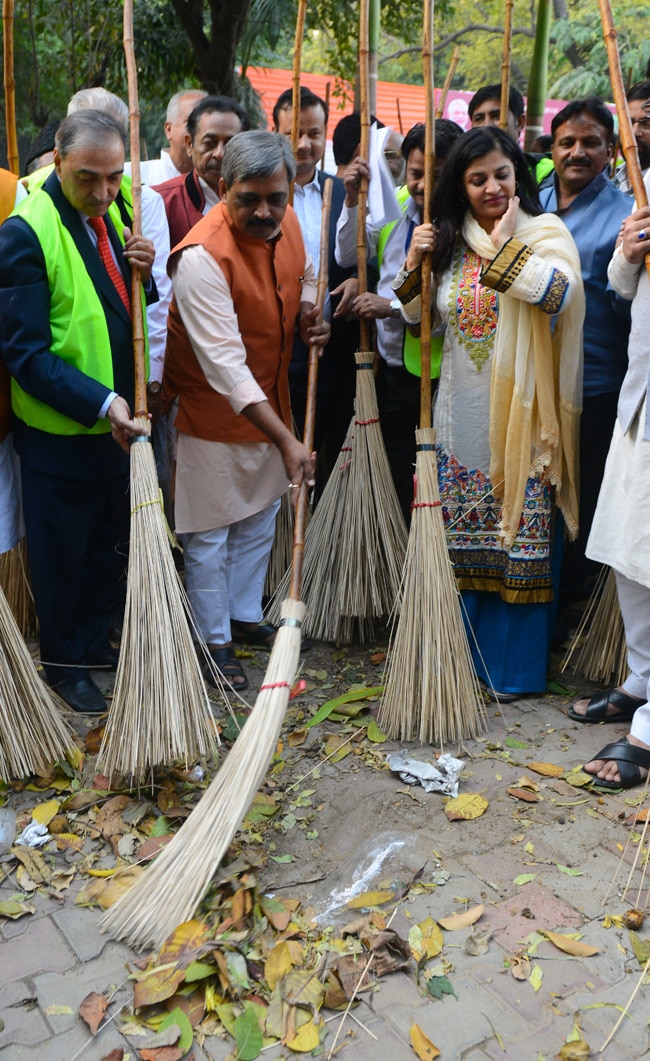 PM मोदी के अपने लोगों ने ही उड़ाया ‘स्वच्छ भारत अभियान’ का मजाक