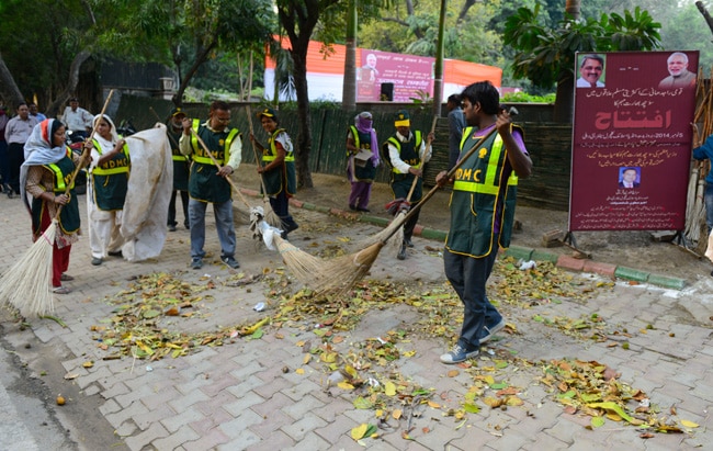 PM मोदी के अपने लोगों ने ही उड़ाया ‘स्वच्छ भारत अभियान’ का मजाक
