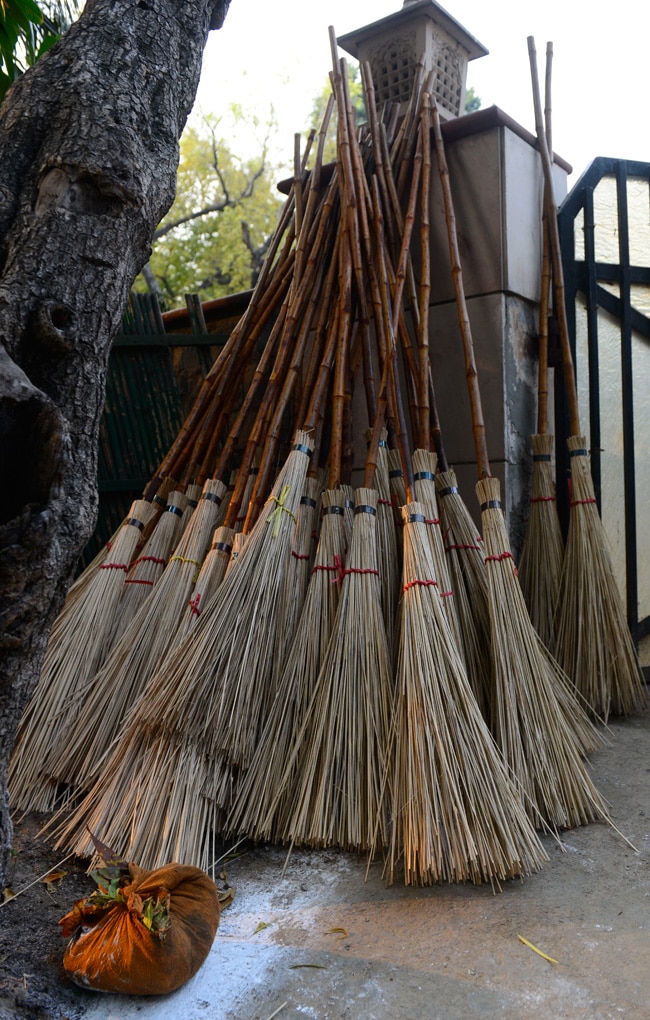 PM मोदी के अपने लोगों ने ही उड़ाया ‘स्वच्छ भारत अभियान’ का मजाक