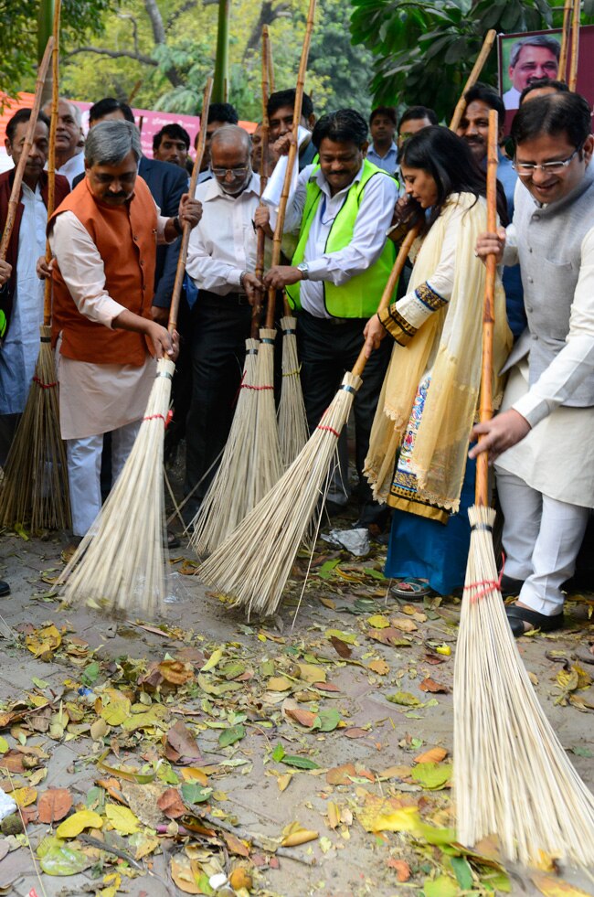 PM मोदी के अपने लोगों ने ही उड़ाया ‘स्वच्छ भारत अभियान’ का मजाक