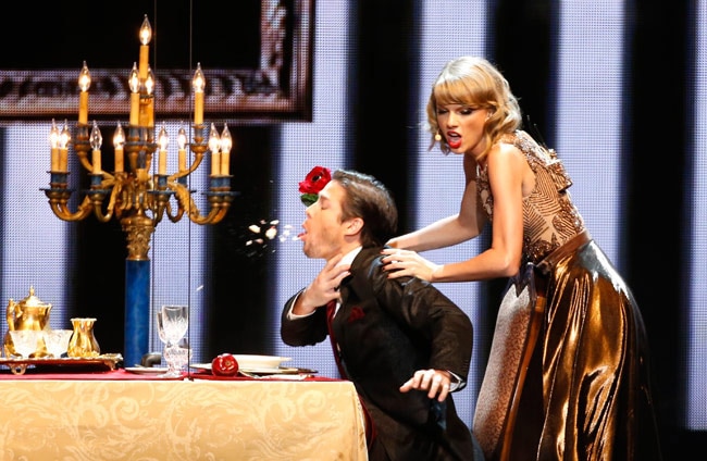 अमेरिकन म्यूजिक अवॉर्ड्स में छाईं जेनिफर, लिल और टेलर स्विफ्ट