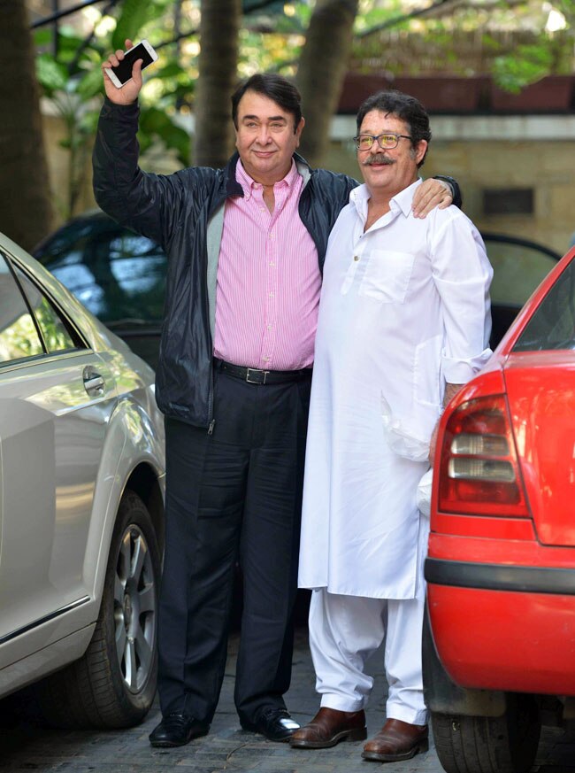 कपूर खानदान के क्रिसमस ब्रंच में ब्लैक बैकलेस ड्रेस में पहुंची करीना