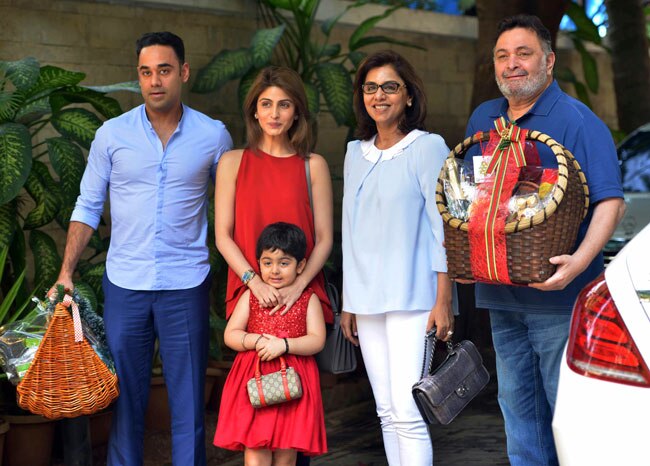 कपूर खानदान के क्रिसमस ब्रंच में ब्लैक बैकलेस ड्रेस में पहुंची करीना