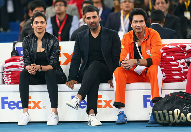 रॉजर फेडरर के साथ टेनिस कोर्ट में उतरे बॉलीवुड सितारे