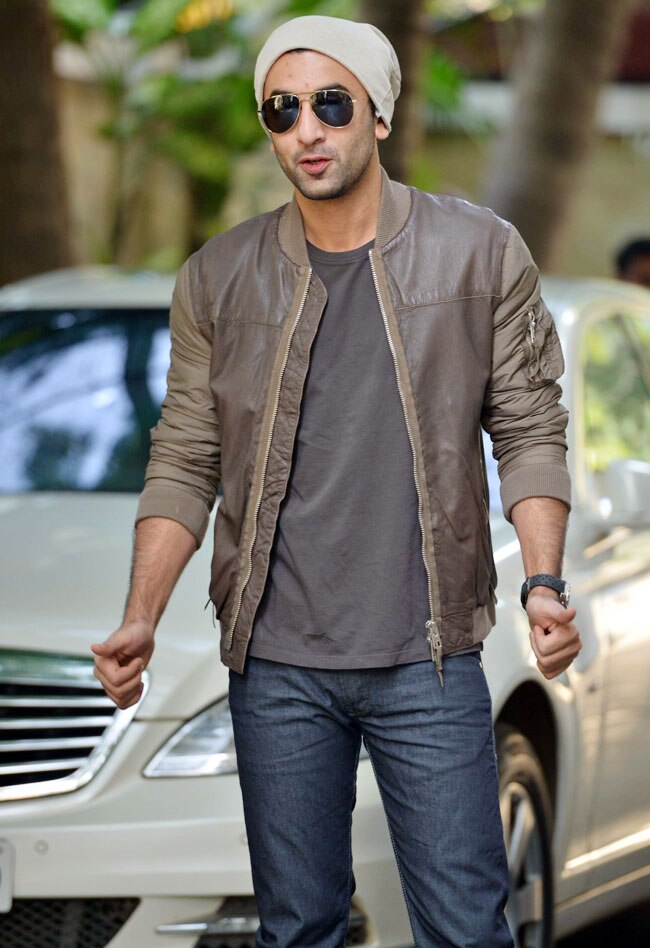 कपूर खानदान के क्रिसमस ब्रंच में ब्लैक बैकलेस ड्रेस में पहुंची करीना