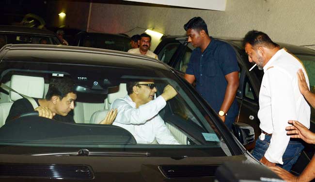 PK की स्क्रीनिंग पर संजय दत्त का बॉलीवुड से री-यूनियन