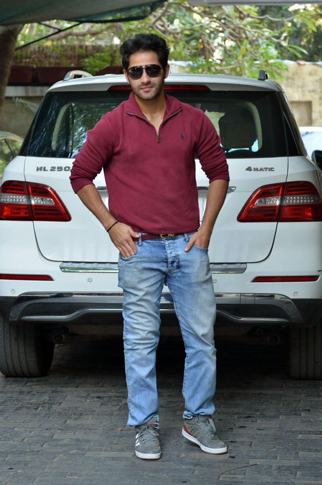 कपूर खानदान के क्रिसमस ब्रंच में ब्लैक बैकलेस ड्रेस में पहुंची करीना