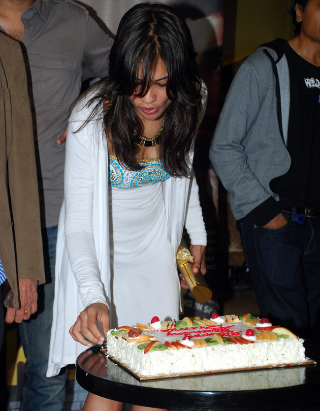 सुलेमानी कीड़ा की स्क्रीनिंग में पहुंची मल्लिका शेरावत