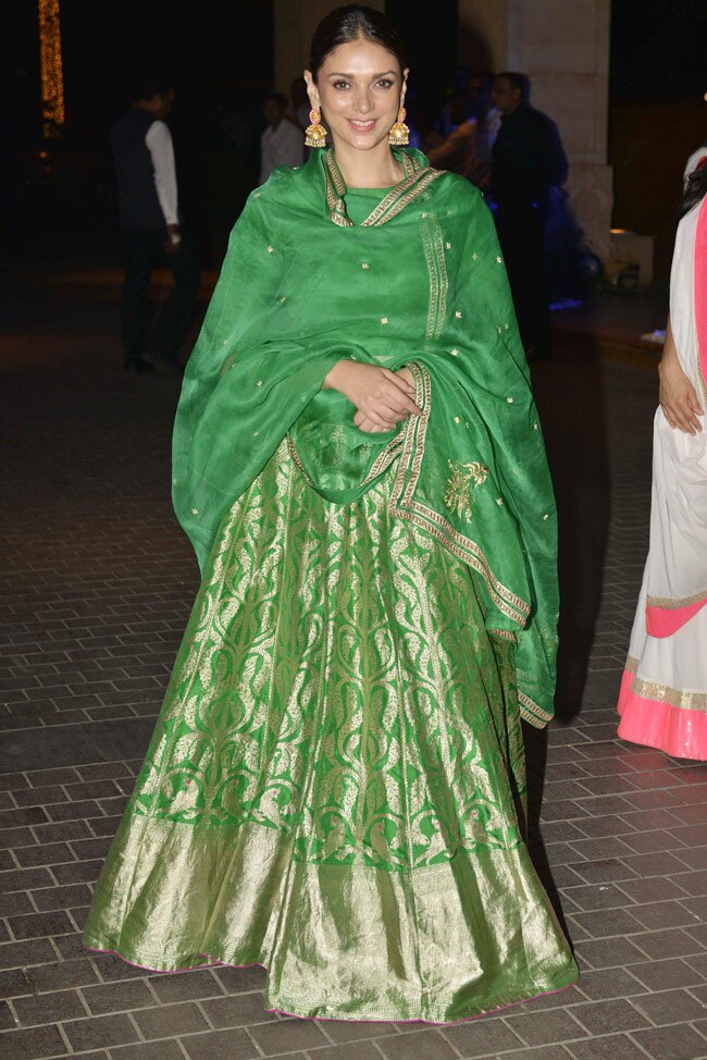 डिजाइनर मनीष मल्होत्रा की खुशियों में सितारों ने की शिरकत