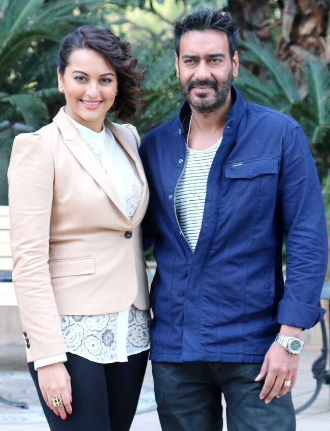 'एक्शन जैक्सन' के लिए दिल्ली पहुंचे अजय-सोनाक्षी