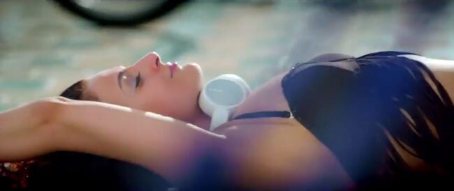 अमीषा की सुनहरी बिकिनी में 'देसी मैजिक' देख उड़ेंगे सबके होश