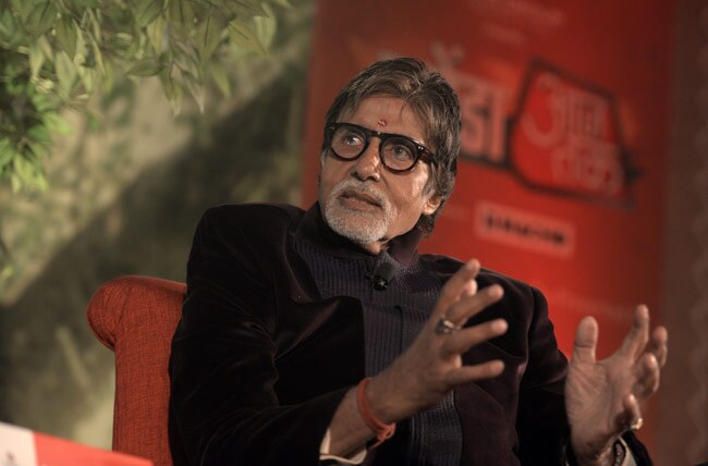 मधुशाला पढ़ते वक्त भावुक हुए महानायक अमिताभ बच्चन