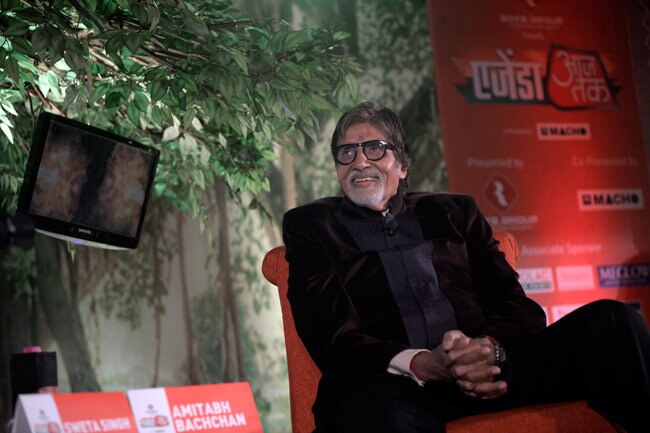 मधुशाला पढ़ते वक्त भावुक हुए महानायक अमिताभ बच्चन