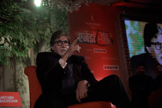 मधुशाला पढ़ते वक्त भावुक हुए महानायक अमिताभ बच्चन