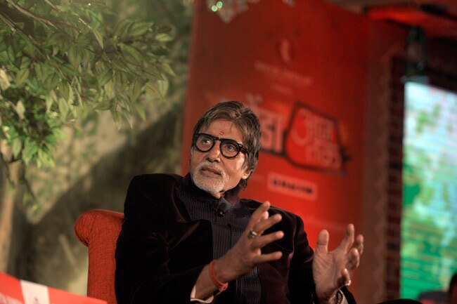 मधुशाला पढ़ते वक्त भावुक हुए महानायक अमिताभ बच्चन