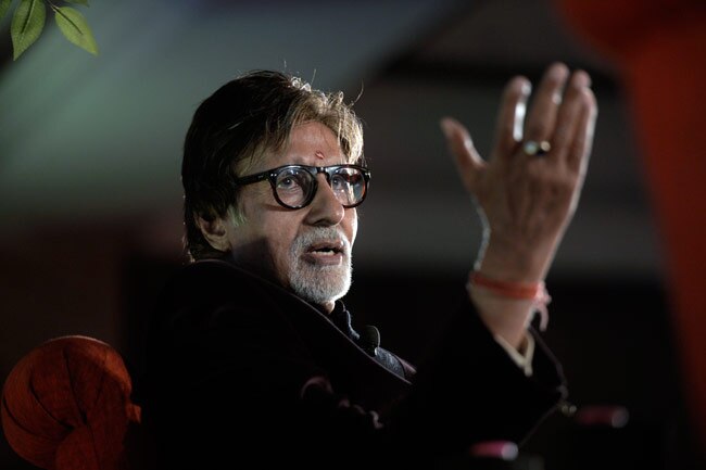 मधुशाला पढ़ते वक्त भावुक हुए महानायक अमिताभ बच्चन