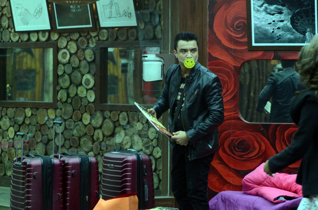 Bigg Boss: एजाज की एंट्री से बदला घर का माहौल