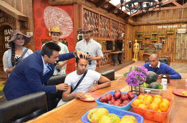 Bigg Boss: एजाज की एंट्री से बदला घर का माहौल