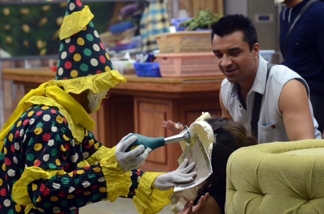 Bigg Boss: एजाज की एंट्री से बदला घर का माहौल