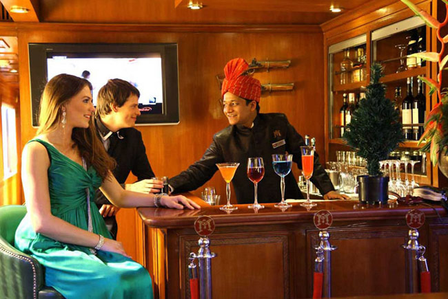 ट्रेन नहीं जनाब, राजसी रंग में रंगा चलता फिरता होटल है महाराजा एक्सप्रेस