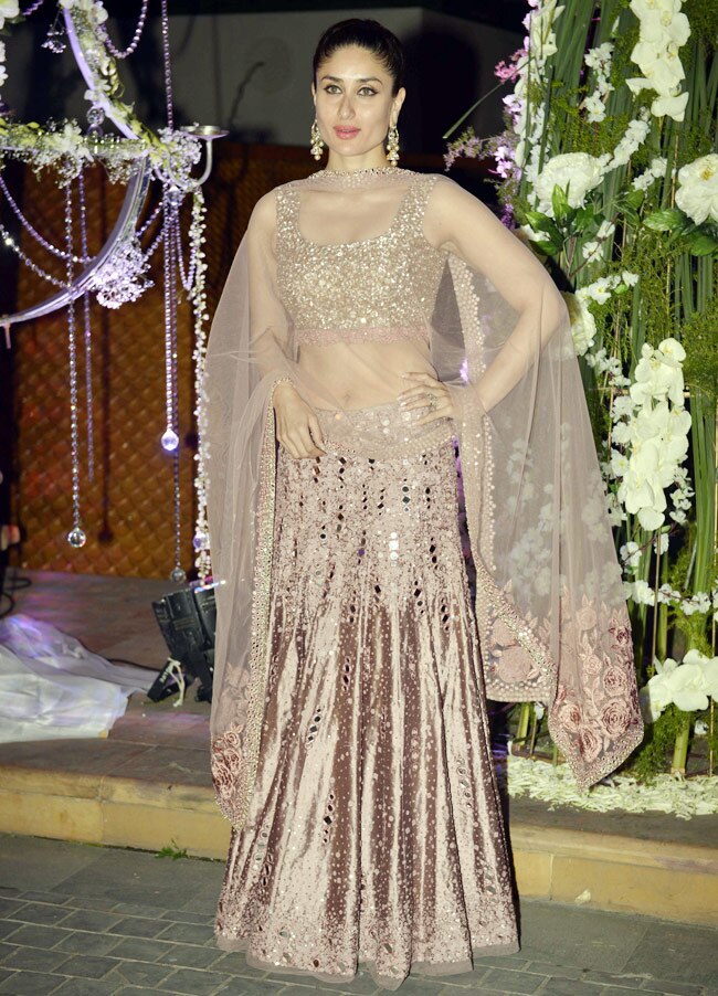 डिजाइनर मनीष मल्होत्रा की खुशियों में सितारों ने की शिरकत