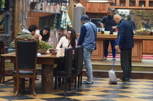 Bigg Boss: पुनीत और डियांड्रा ने करिश्मा पर किए कमेंट्स