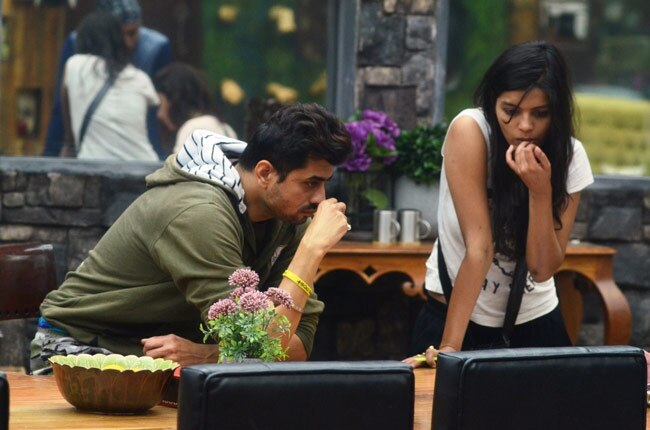 Bigg Boss: पुनीत और डियांड्रा ने करिश्मा पर किए कमेंट्स