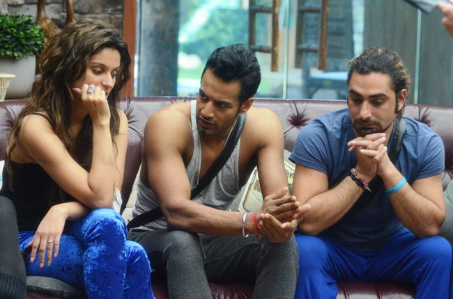 Bigg Boss: पुनीत और डियांड्रा ने करिश्मा पर किए कमेंट्स
