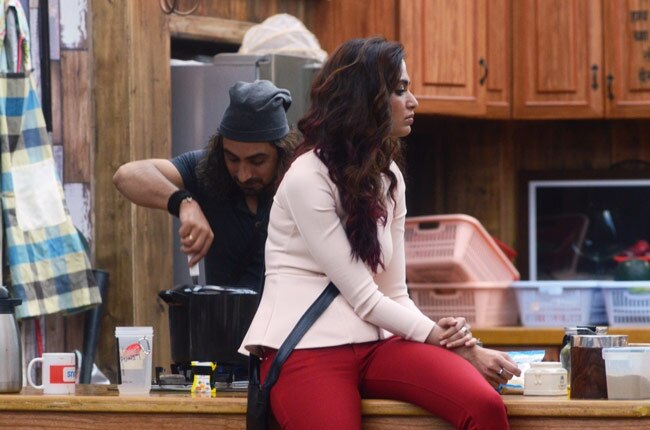 Bigg Boss: पुनीत और डियांड्रा ने करिश्मा पर किए कमेंट्स