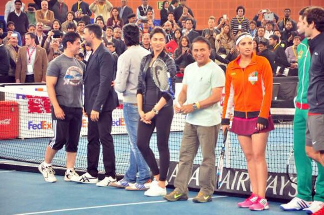 रॉजर फेडरर के साथ टेनिस कोर्ट में उतरे बॉलीवुड सितारे
