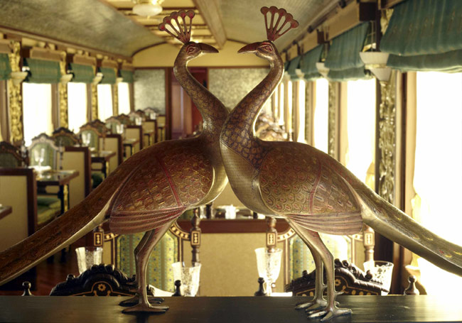 ट्रेन नहीं जनाब, राजसी रंग में रंगा चलता फिरता होटल है महाराजा एक्सप्रेस