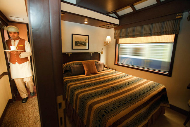 ट्रेन नहीं जनाब, राजसी रंग में रंगा चलता फिरता होटल है महाराजा एक्सप्रेस