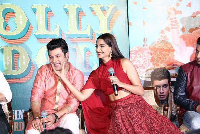 'Dolly Ki Doli' ट्रेलर लॉन्च पर 'लुटेरी' सोनम ने लूटी महफिल