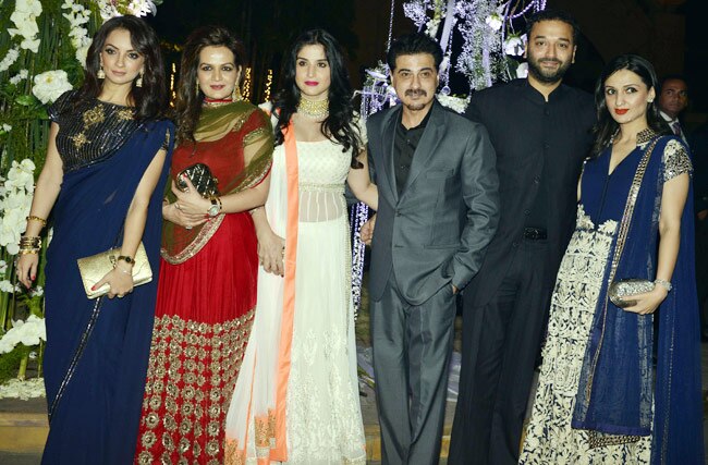 डिजाइनर मनीष मल्होत्रा की खुशियों में सितारों ने की शिरकत