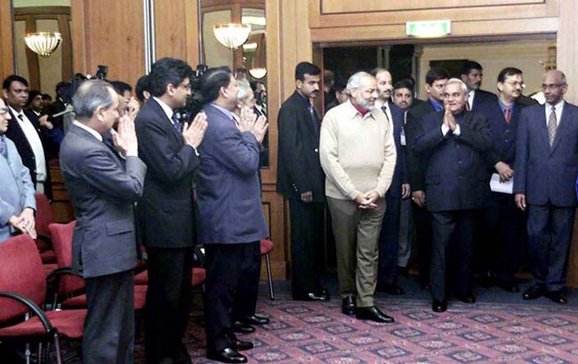 गुरु अटल और शिष्य मोदी: जानें कैसे गुरु की जगह ली शिष्य ने