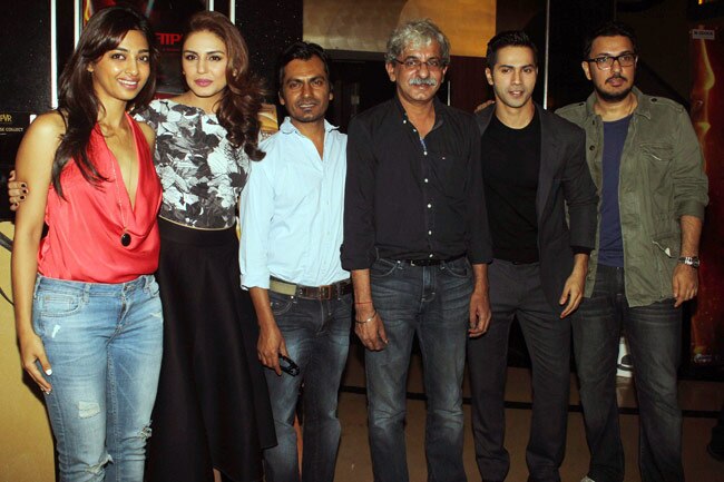 बदलापुर ट्रेलर लॉन्चिंग के दौरान वरुण, हुमा के साथ नवाज