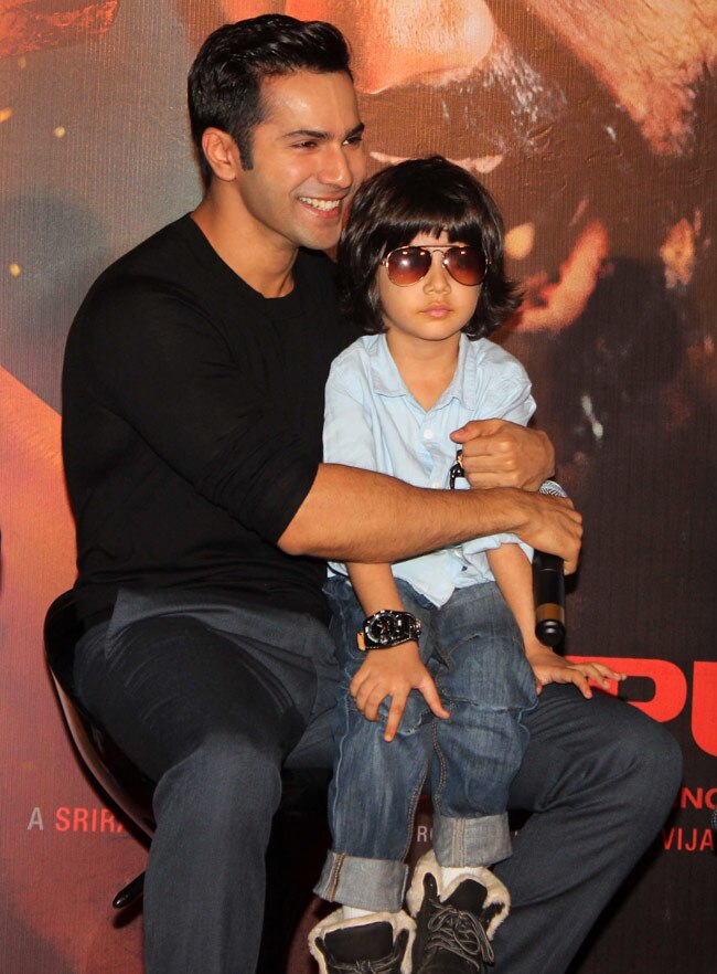 बदलापुर ट्रेलर लॉन्चिंग के दौरान वरुण, हुमा के साथ नवाज