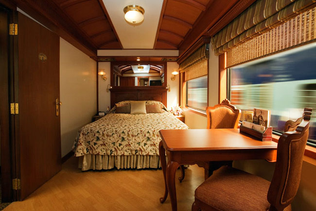 ट्रेन नहीं जनाब, राजसी रंग में रंगा चलता फिरता होटल है महाराजा एक्सप्रेस