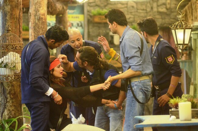 Bigg Boss: करिश्मा टास्क में हुईं घायल