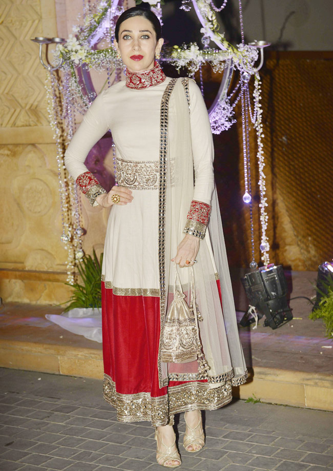 डिजाइनर मनीष मल्होत्रा की खुशियों में सितारों ने की शिरकत