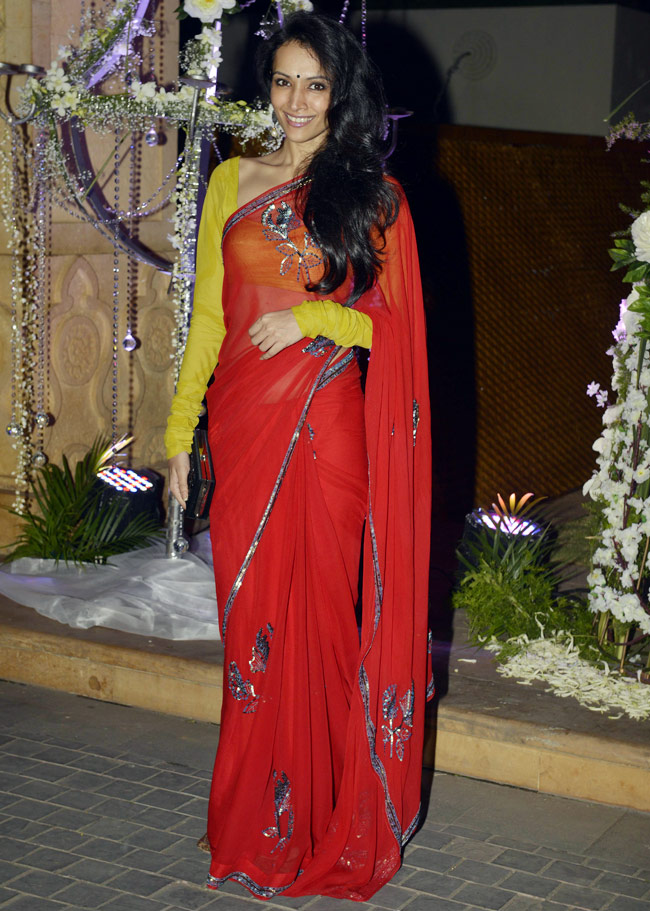 डिजाइनर मनीष मल्होत्रा की खुशियों में सितारों ने की शिरकत