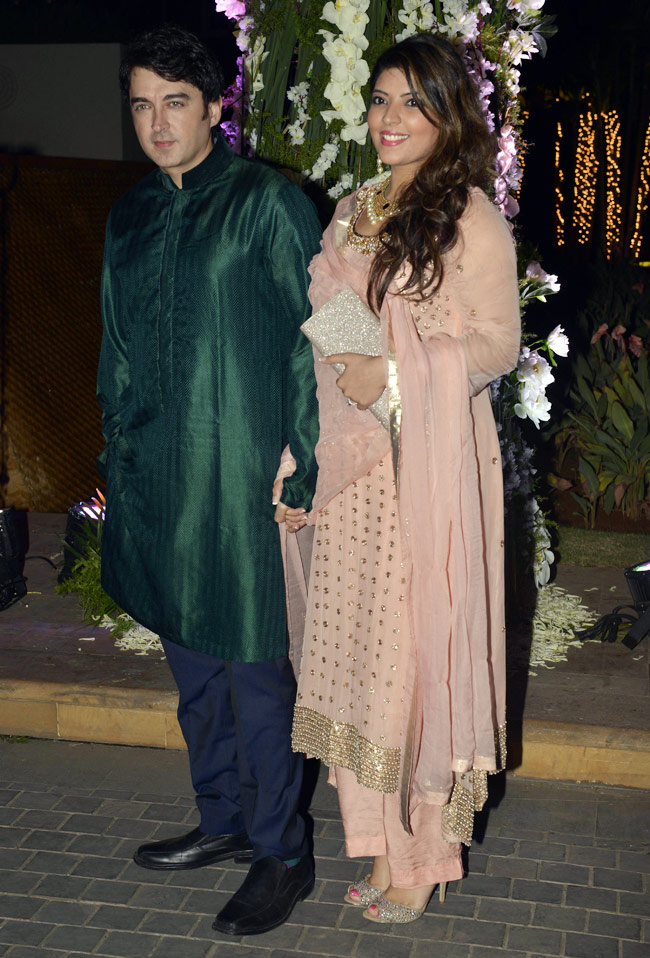 डिजाइनर मनीष मल्होत्रा की खुशियों में सितारों ने की शिरकत